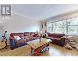 Living room - 136 Scarborough Road, Toronto, ON M4E3M6 Photo 2