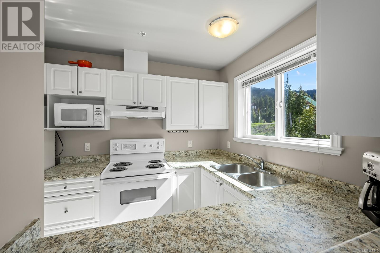 Kitchen - 205 1340 Henry Rd, Courtenay, BC V9J1L0 Photo 6