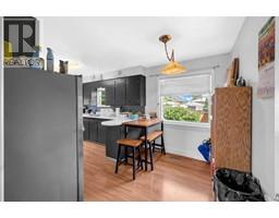 Kitchen - 924 15 Avenue Ne, Calgary, AB T2E1J1 Photo 5