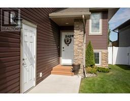 Kitchen - 262 Viscount Drive, Red Deer, AB T4R0M7 Photo 3