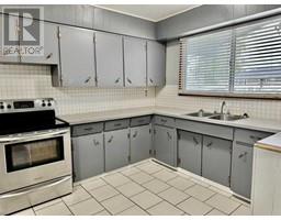 4pc Bathroom - 2412 44 Street Se, Calgary, AB T2B1J6 Photo 2