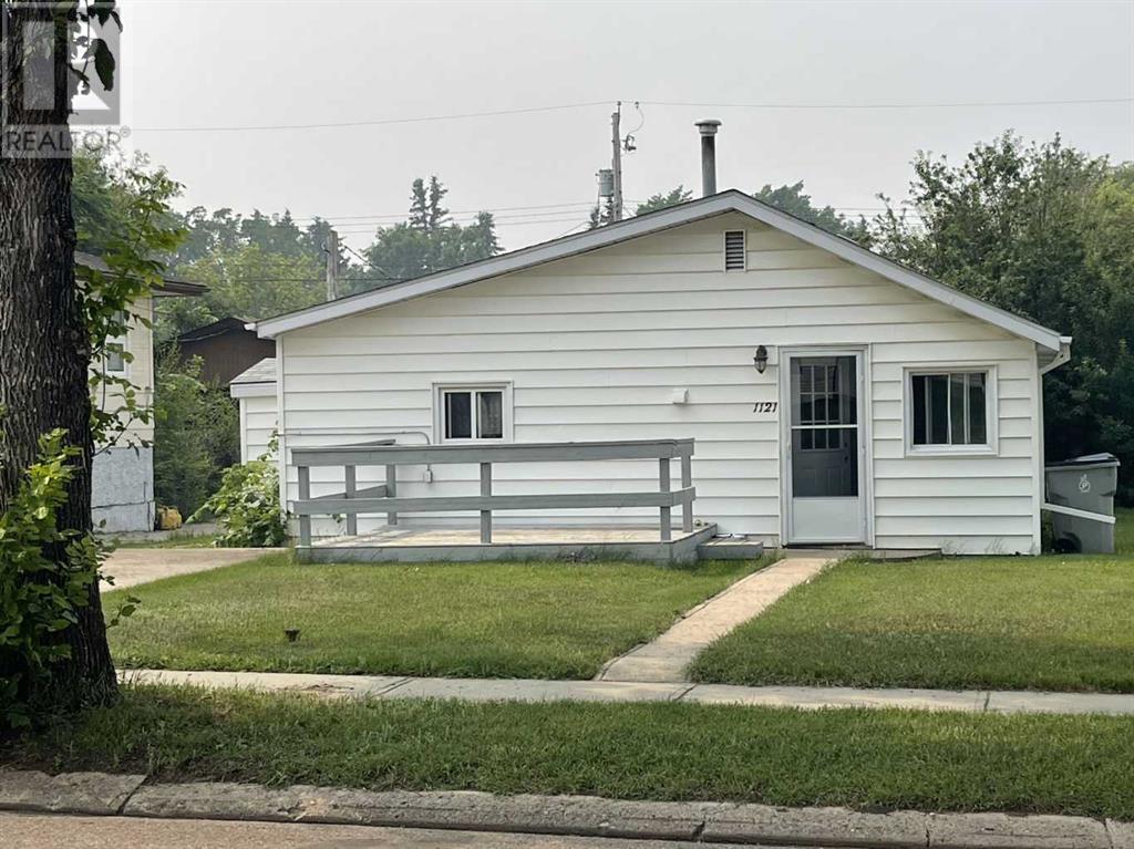 Living room - 1121 8 Avenue, Wainwright, AB T9W1E9 Photo 1