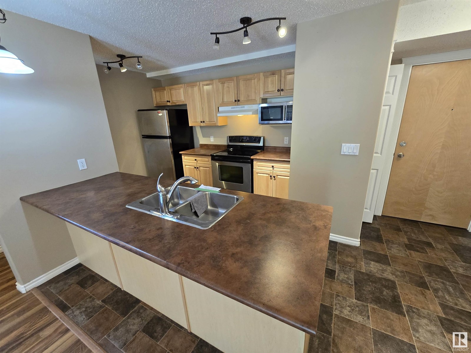 Dining room - 2104 901 16 St, Cold Lake, AB T9M0C3 Photo 2