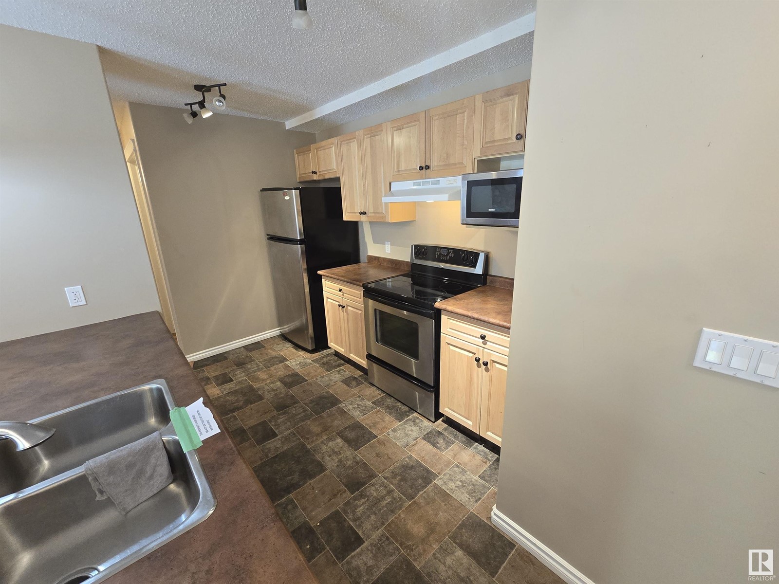 Kitchen - 2104 901 16 St, Cold Lake, AB T9M0C3 Photo 3