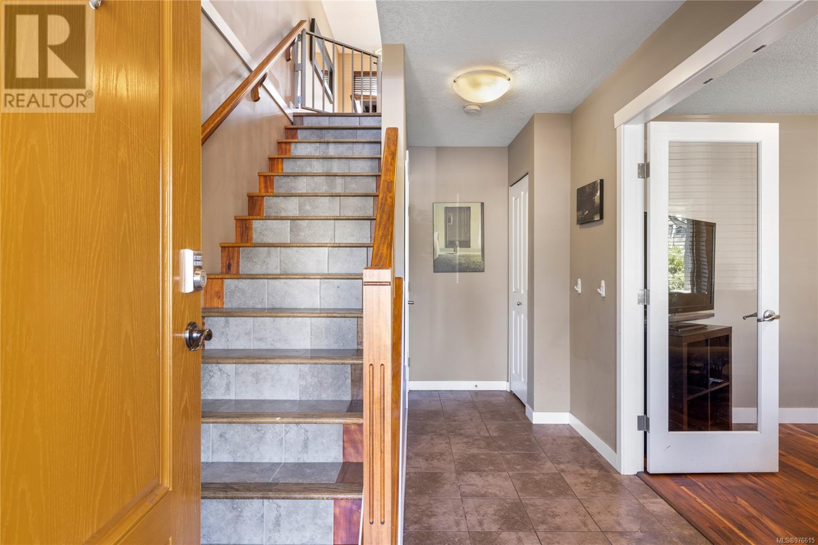 Living room - 333 Cordan St, Nanaimo, BC V9R0E3 Photo 4