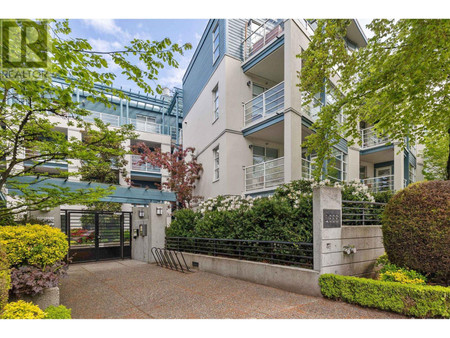 10 X 2555 W 4th Avenue, Vancouver