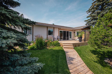 100 2nd Avenue, Gimli