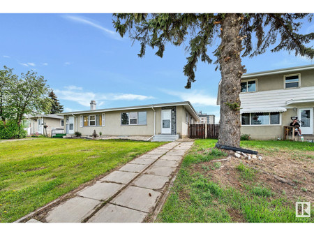 Living room - 13435 101 St Nw Nw, Edmonton, AB T5E4G5 Photo 1