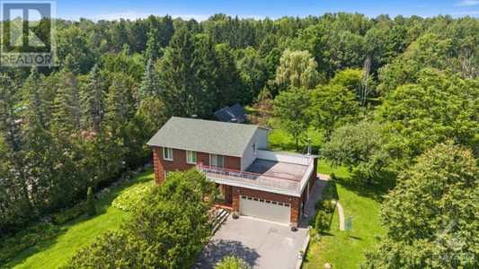 1703 Century Road E, Manotick