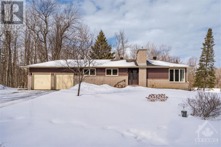 1737 Century Road E, Manotick