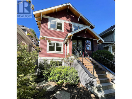 216 E 27th Street, North Vancouver