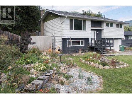 2284 Park Avenue, Lumby