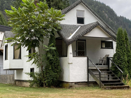 231 Spruce Street, Harrison Hot Springs