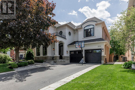 252 Turning Leaf Road, Oakville