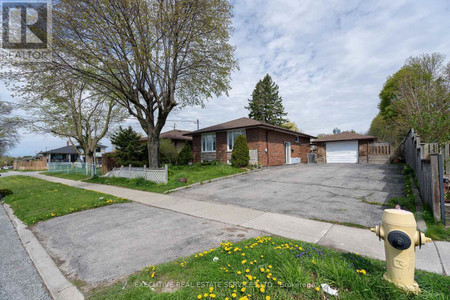 Living room - 32 Brimorton Drive, Toronto, ON M1P3Y9 Photo 1