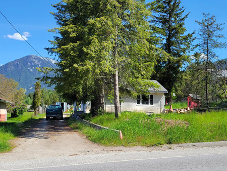 572 Highway 6, Nakusp