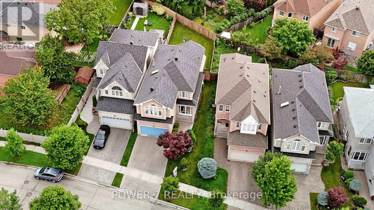 77 Houndsbrook Crescent, Markham