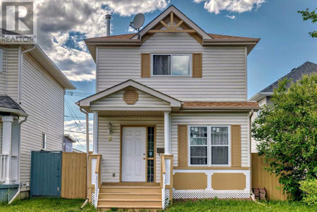 8 Martinglen Mews Ne, Calgary