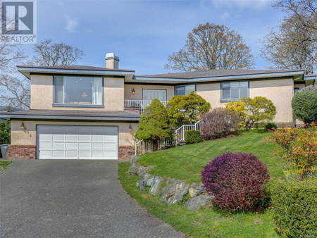 834 Maltwood Terr, Saanich