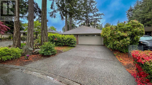 992 Scottswood Close, Saanich