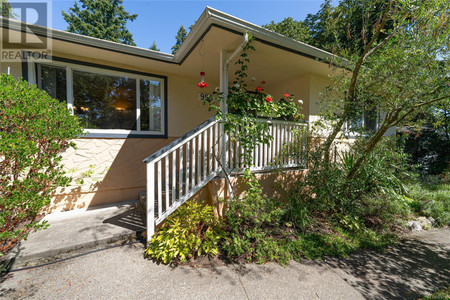 998 Violet Ave, Saanich