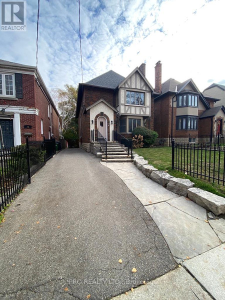 Living room - Main 21 Highbourne Road, Toronto, ON M5P2J1 Photo 1